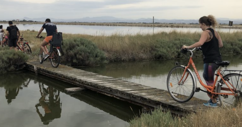 Pedalata fra le vasche di cristallizzazione del sale